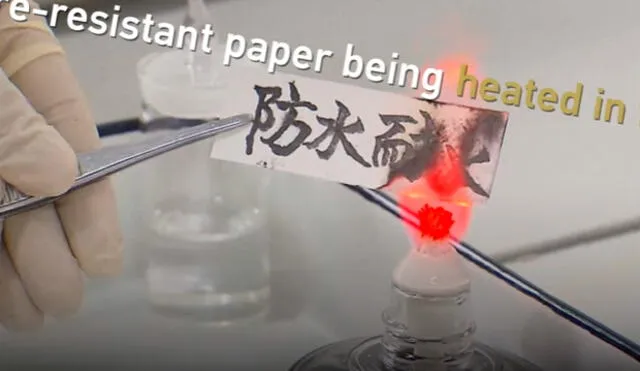 China: científicos inventan papel resistente al agua y al fuego | VIDEO 