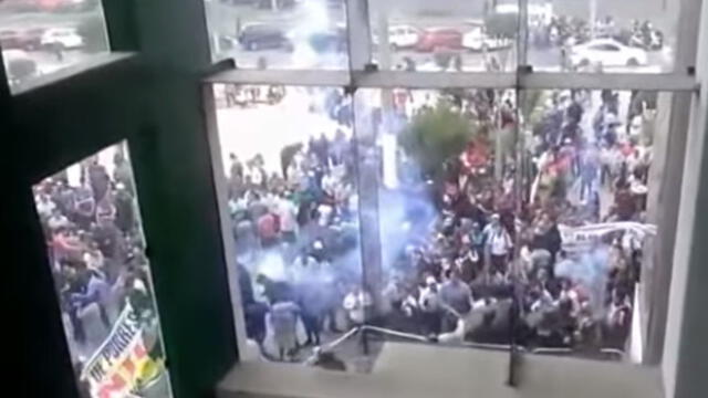 Enardecidos vecinos intentaron tomar a la fuerza municipalidad de Los Olivos [VIDEO]