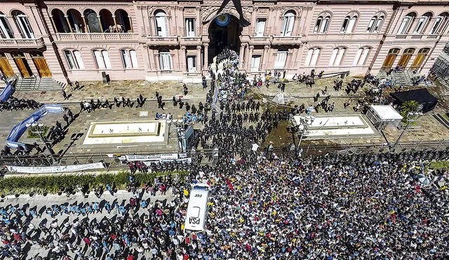 Ovación. Miles de hinchas llegaron a la Casa Rosada para el adiós. Foto: AFP