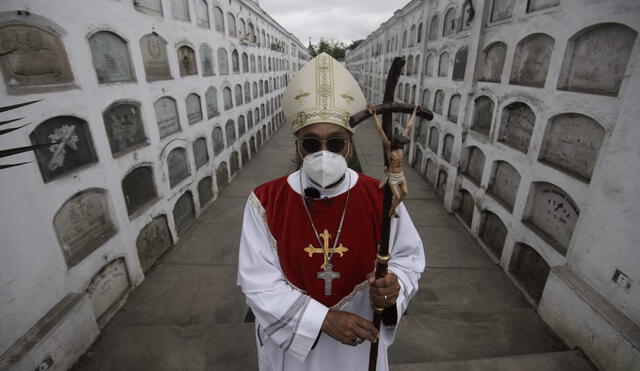 Obispo Guillermo Elías Millares realiza misa en el cementerio Presbítero Maestro / Fotos: John Reyes - GLR