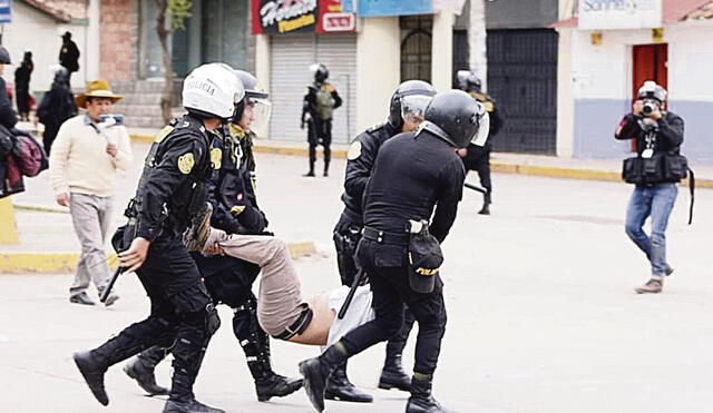 DETENCIONES. Policía detiene a huelguistas en Sol de Oro.