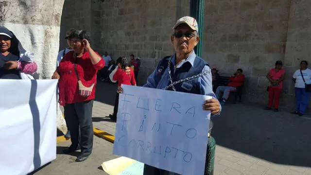 Moquegua: Encadenándose a postes taxistas exigen destitución de funcionario 