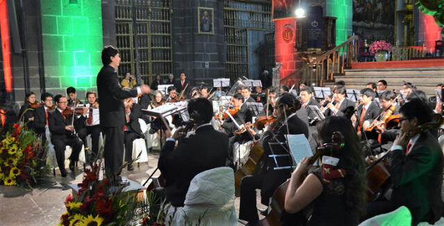 Orquesta Sinfónica del Cusco, dirigido por Theo Tupayachi.