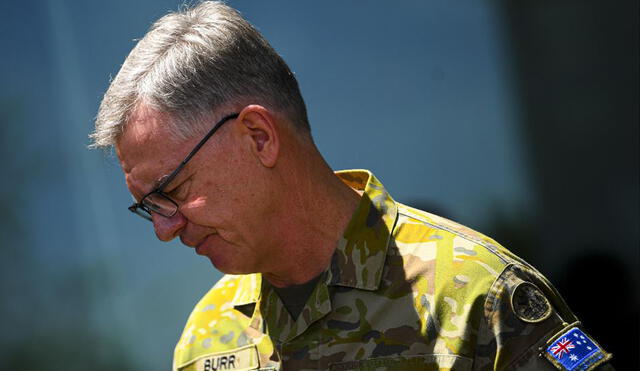 Rick Burr, jefe del ejército australiano, responde en conferencia de prensa las acusaciones contra trece soldados australianos. Foto: Efe