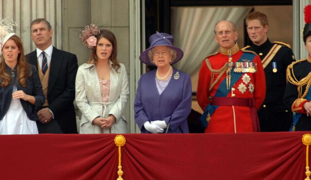 Reina Isabel II con las princesas de York y el Príncipe Harry ubicado atrás, 2006. Foto: difusión
