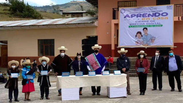 Vizcarra entrega tablets en Lajas-Chota