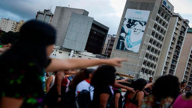 Un grupo de mujeres replicaron la coreografía de la canción "Un violador en tu camino" en la Plaza Venezuela de Caracas. Foto: EFE