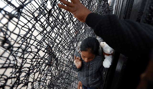 Así cruzan los migrantes el muro fronterizo entre Estados Unidos y México [FOTOS]