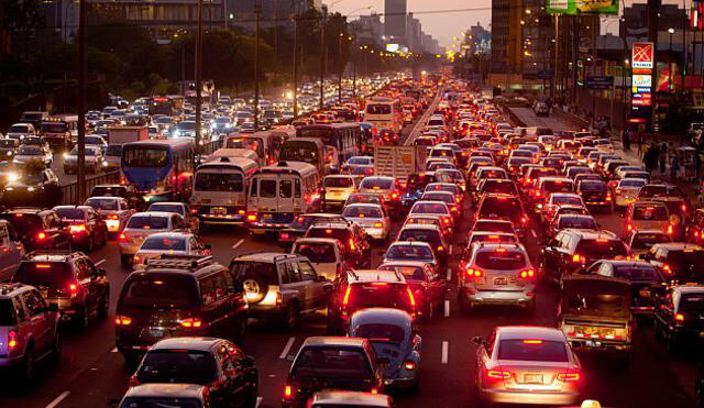 Tráfico en Javier Prado: caos vehicular se registró hasta la madrugada [VIDEO]
