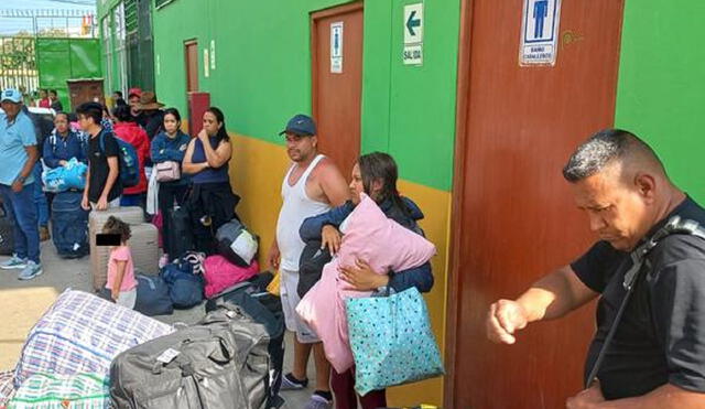 Pobladores de Tumbes retornan, tras cinco días de bloqueo. Foto: Noticias Tumbes.