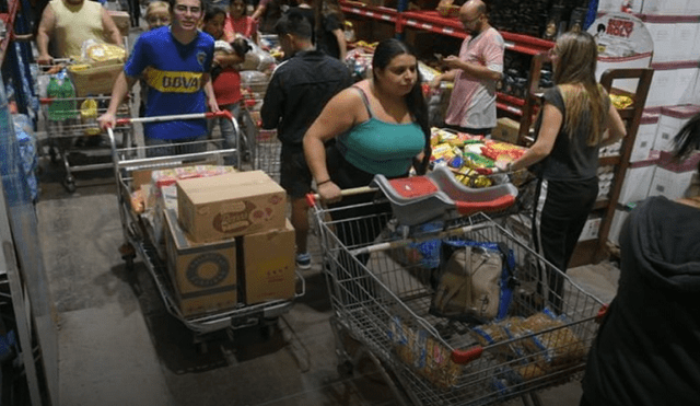 Ante la gran afluencia de personas, los encargados del comercio tuvieron que llamar a la Policía para mantener el orden. (Foto: Telefe)