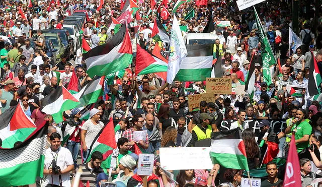 People wave Palestinian flags during a demonstration against Israel's military operation in Gaza in Brussels on July 27, 2014. Israel on July 27 resumed its military assault on Gaza after "incessant" rocket fire from Palestinian militants killed another soldier, ending an extended humanitarian ceasefire that was rejected by Hamas. AFP PHOTO / BELGA / NICOLAS MAETERLINCK

--BELGIUM OUT-- (Photo by NICOLAS MAETERLINCK / BELGA / AFP)