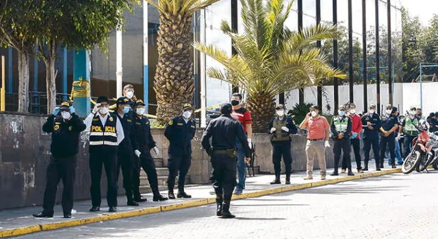 EXAMEN. Policías ayer no formaron en sus sedes, sino afuera de EsSalud para pasar prueba de descarte.