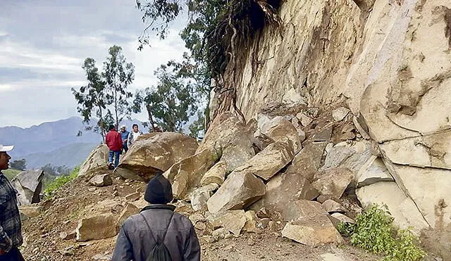 Caída de rocas bloquean vías  a poblados de sierra liberteña