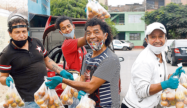 Cachay y demás cómicos ambulantes se mantienen con la venta de frutas hasta volver a los shows. (Foto: Félix Contreras)