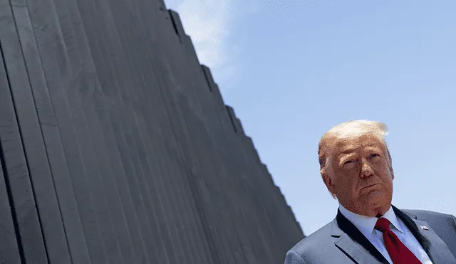 El presidente de los Estados Unidos, Donald Trump, participa en una ceremonia en conmemoración de las 200 millas del muro en la frontera internacional con México en San Luis, Arizona. | Foto: Saul Loeb / AFP