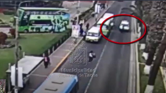 Tacna: Cámaras de seguridad captan cuando movilidad escolar atropella a mujer [VIDEO]