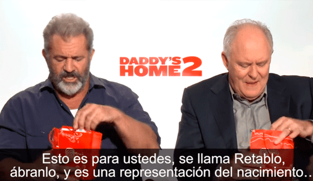 Mel Gibson y John Lithgow se emocionan al recibir retablo peruano [VIDEO]