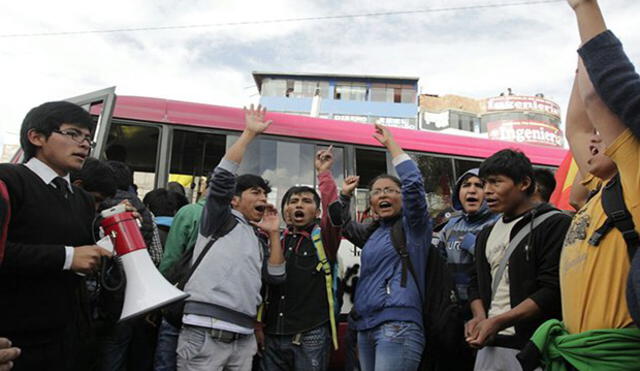 Universitarios protestan  contra aumento de pasaje urbano en Puno