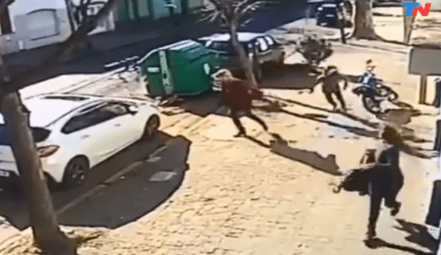 Vecinos propinaron paliza a delincuente con moto que intentó robar a mujeres [VIDEO]