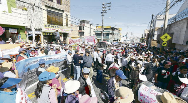 Invasores de Arequipa le exigen a alcalde cumpla promesa de titularlos 