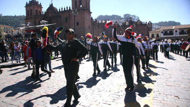 Fiesta en la Plaza Mayor del Cusco para alentar a Perú