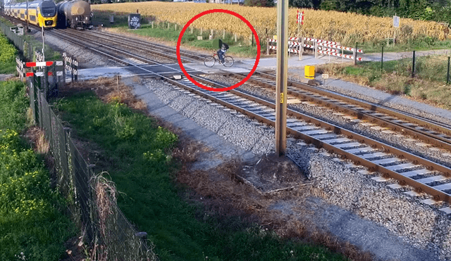 YouTube viral: cámaras de seguridad graban momento exacto en que ciclista se salva de morir arrollado por tren [VIDEO]