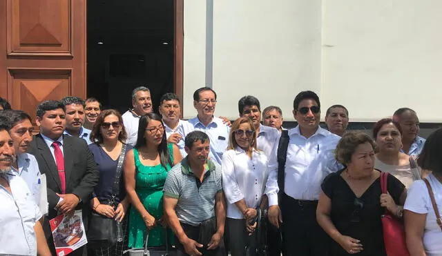 Dirigentes sindicales en la puerta del Congreso edificio Juan Santos Atahualpa, después de reunión con Justiniano Apaza.