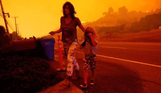 Estados Unidos: Impresionante video de una mujer tratando escapar de incendio en California