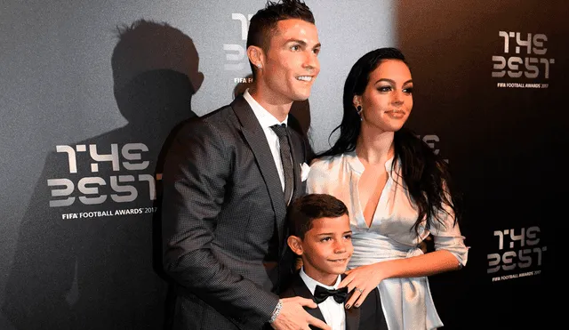 Cristiano Ronaldo se conmovió al enseñarle a su hijo mayor el lugar donde vivió cuándo tenía 12 años. | Foto: EFE