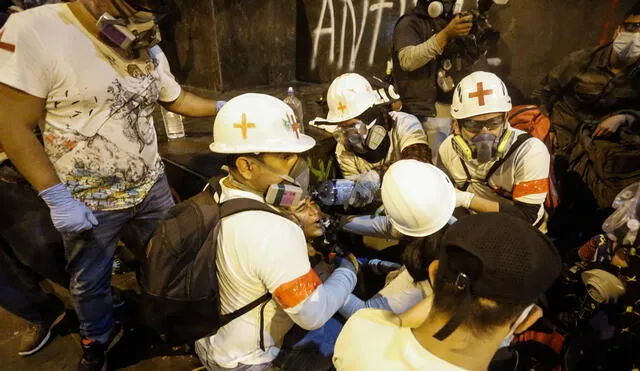Jóvenes con conocimientos en primeros auxilios se autoorganizaron para ayudar a heridos durante protestas contra Merino. Foto: Antonio Melgarejo/La República