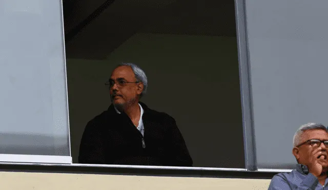 Manuel Burga causó revuelo entre los hinchas por su presencia en el Estadio Nacional.