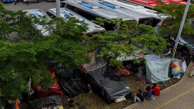 Los migrantes venezolanos que desean regresar a su país debido a la nueva pandemia de coronavirus COVID-19, acampan frente a la terminal de autobuses en Medellín, Colombia, el 19 de mayo de 2020. Foto: AFP.