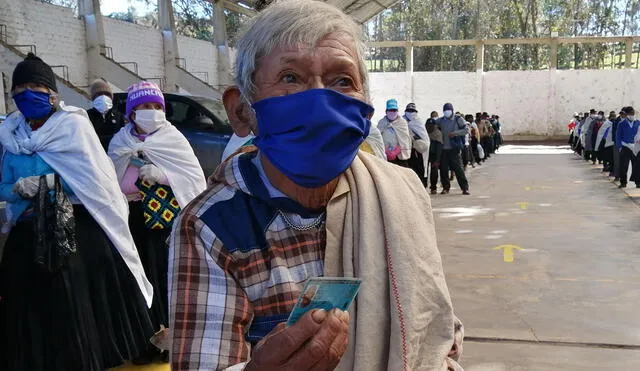 Don Marcelino recibiendo su pensión. Foto: Midis
