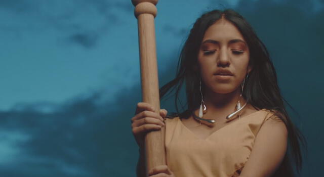 Estudiantes entrevistan a cantante quechua-pop, que es la sensación del momento