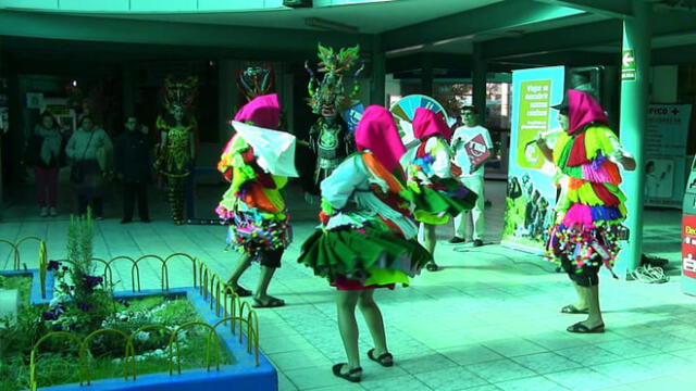 Turistas nacionales y extranjeros son recibidos al ritmo de danzas puneñas