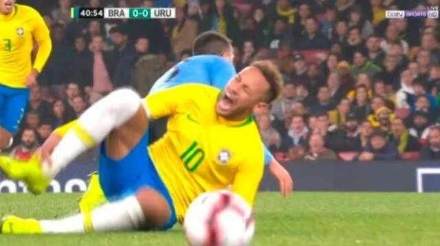 Brasil vs Uruguay: Neymar recibió una dura falta y terminó revolcado en el campo [VIDEO]