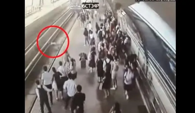 YouTube: Mujer embarazada murió arrollada al caer a las vías de tren