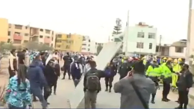 Policías intervinieron para evitar enfrentamientos entre ambas partes. (Foto: Captura de video / Canal N)