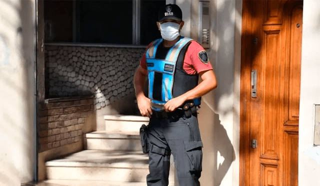 Custodio policial resguardando la vivienda de la joven. Foto: Crónica.