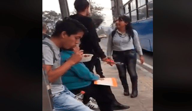 Facebook viral: graban pelea de pareja en paradero que termina de forma cómica [VIDEO]