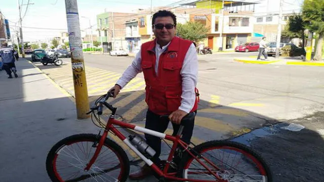 Alcalde de comuna arequipeña va a trabajar en bicicleta