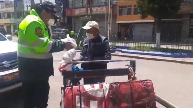Jefe policial de Puno interviene a triciclistas para sorprenderlos con ayuda.