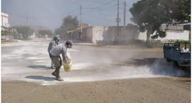 La Libertad: Vecinos de Pacanga limpian calles con cal para aplacar el COVID-19