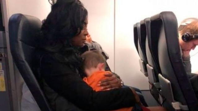 El simple gesto de una mujer que salvó a una desesperada madre en pleno vuelo 