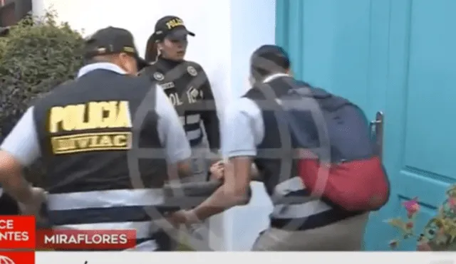 Los agentes del orden ingresaron al departamento de León Romero, en Miraflores. Foto: Captura América TV