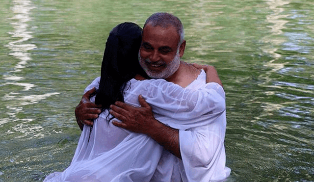 Vania Bludau se bautizó en el río Jordan en Israel