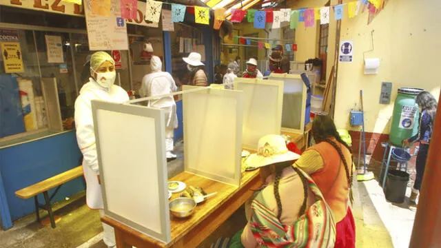 La venta del chaulla thimpo, en el mercado Bellavista de Puno, ahora es con cumplimiento de medidas de bioseguridad. Foto: Juan Carlos Cisneros