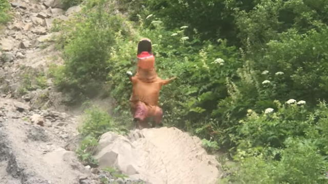 YouTube: participó disfrazado de T-Rex en una maratón de montaña y este fue el resultado