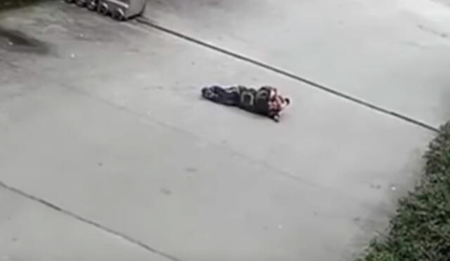 YouTube: dejó a su hijo en pleno estacionamiento y lo arrollaron | VIDEO